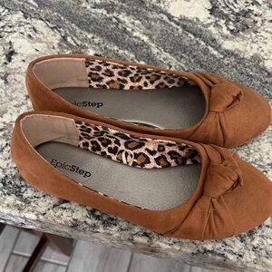 EpicStep Women's Tan Loafers with Bow Accent